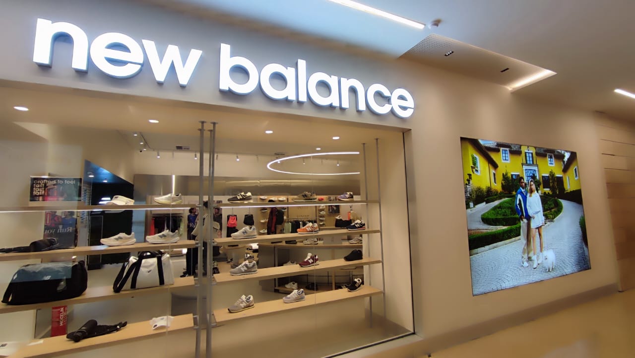 Exemplo de vitrinismo e comunicação visual em loja M2 Flex