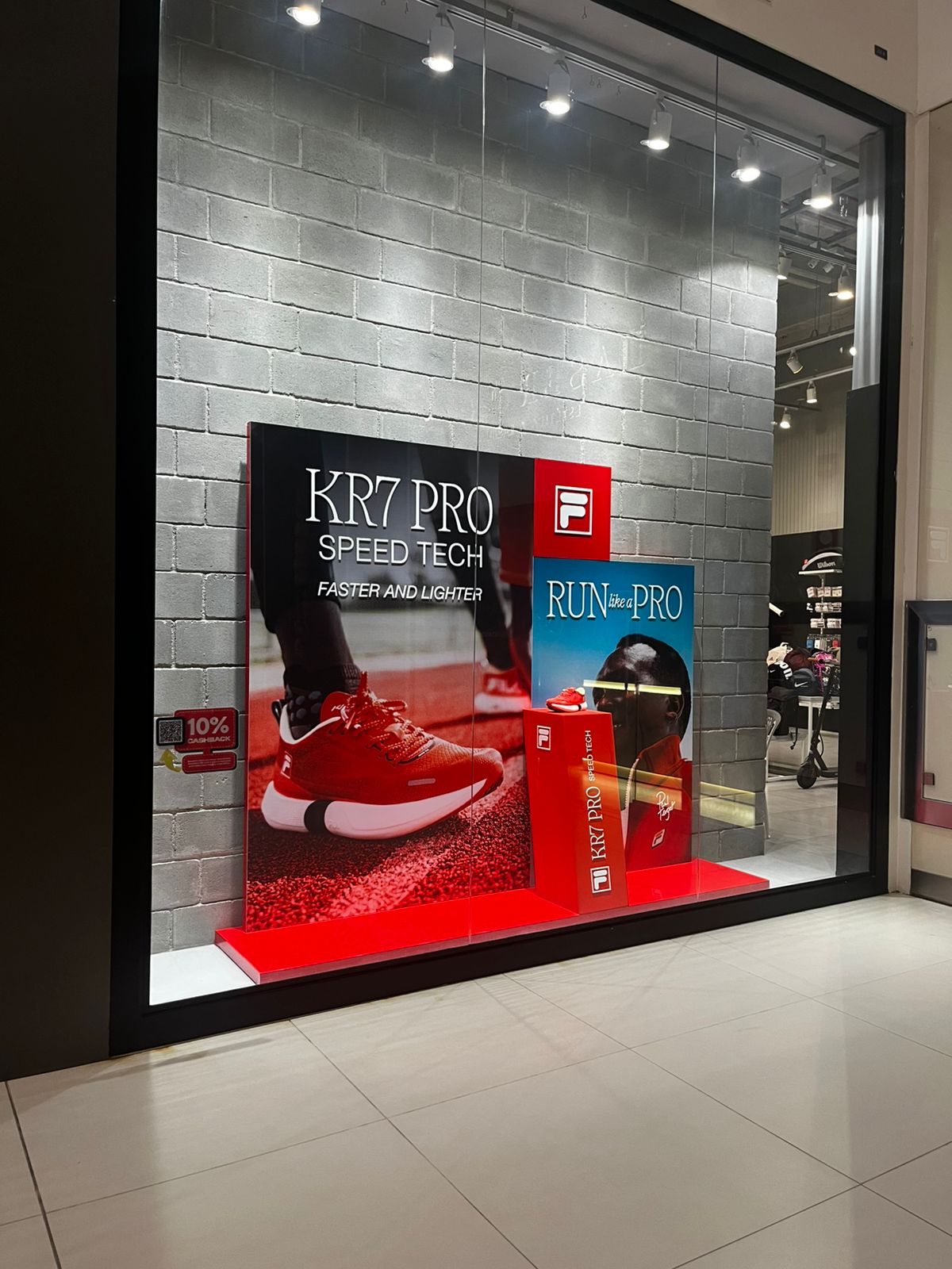 Exemplo de vitrinismo e comunicação visual em loja M2 Flex