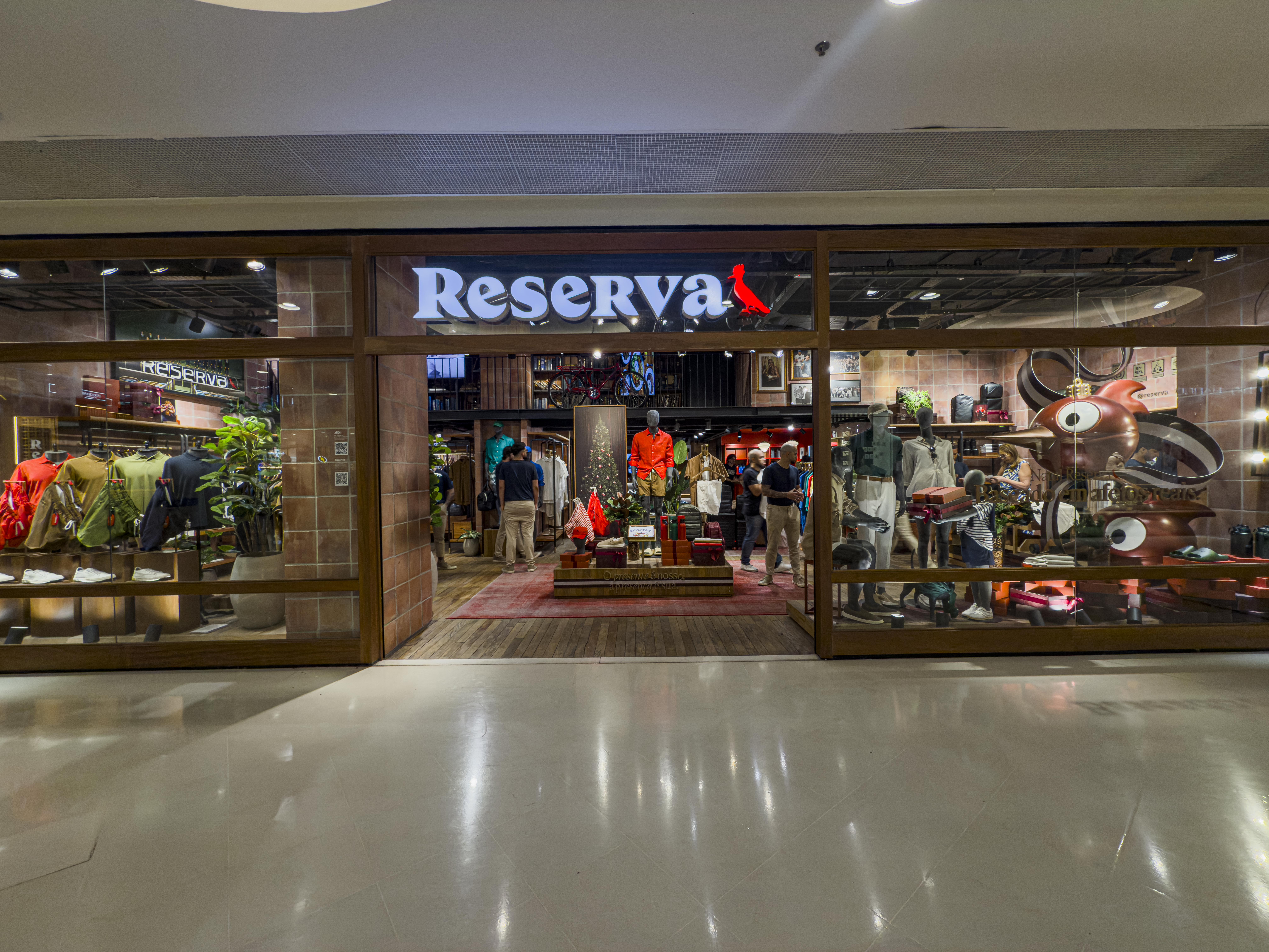 Exemplo de vitrinismo e comunicação visual em loja M2 Flex