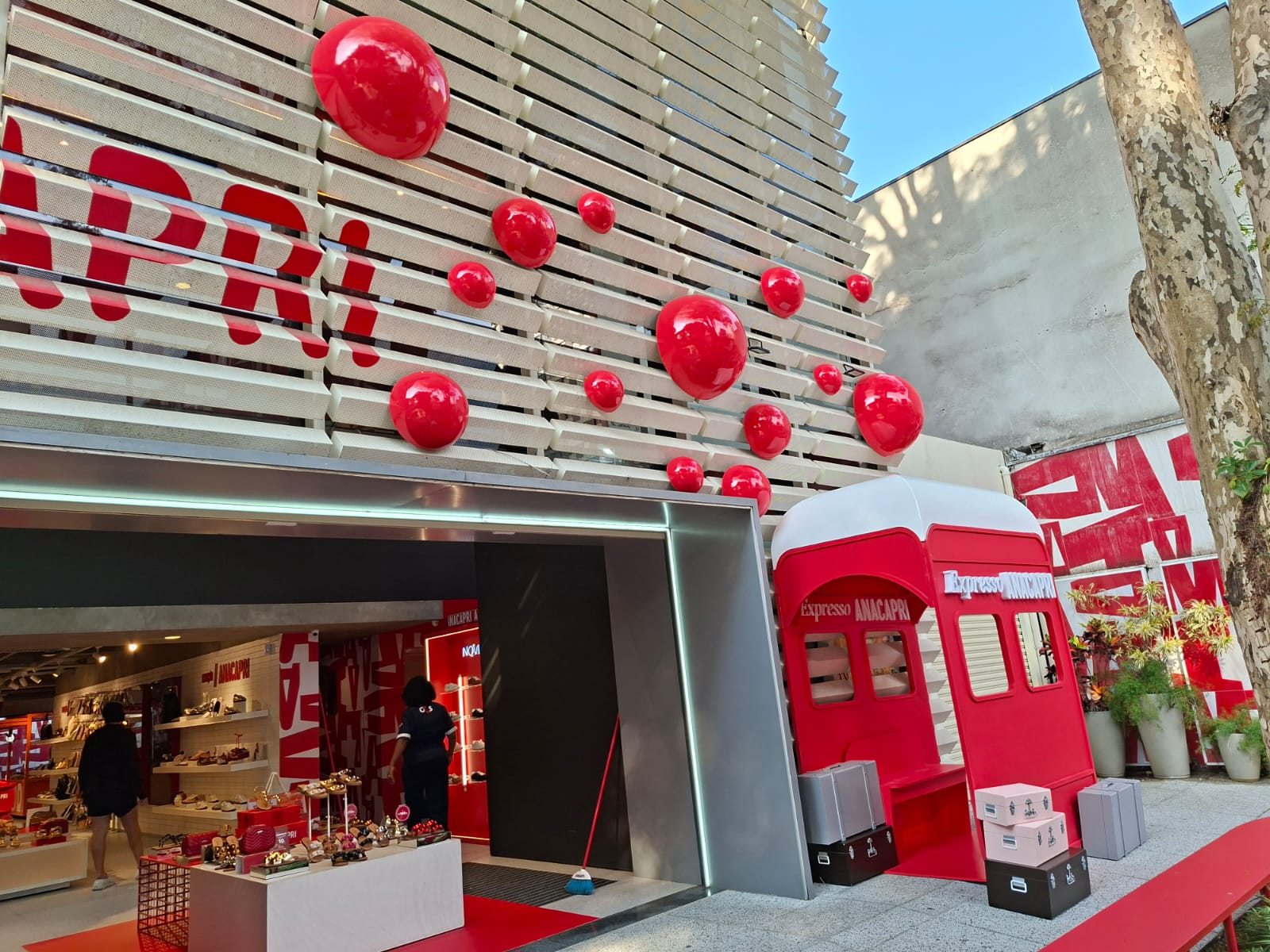 Exemplo de vitrinismo e comunicação visual em loja M2 Flex