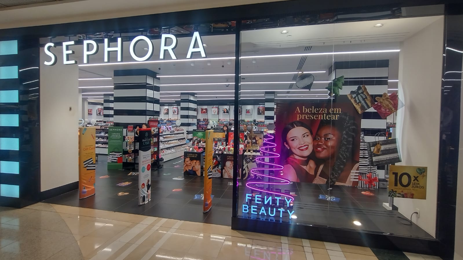 Exemplo de vitrinismo e comunicação visual em loja M2 Flex