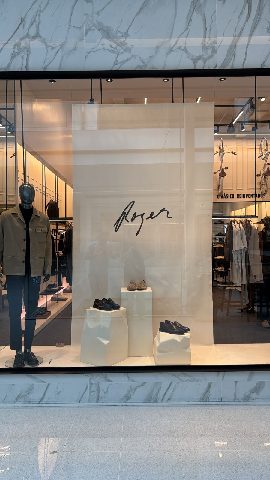 Exemplo de vitrinismo e comunicação visual em loja M2 Flex