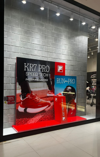 Exemplo de vitrine conceitual e montagem cenográfica pela M2 Flex